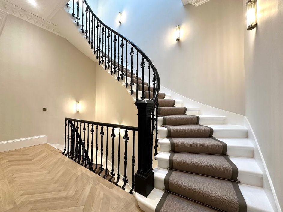 Sweeping period staircase with smooth plastered walls, decorative cornice and ceiling detail finished by RGP